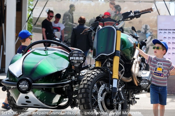 Rouler à moto avec un enfant