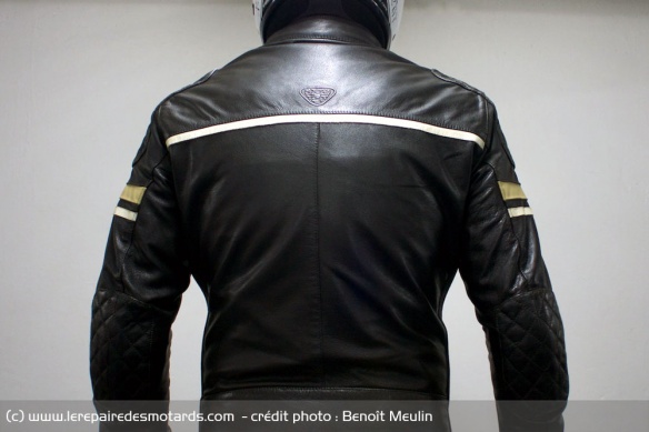 Essai : blouson cuir Ixon Motors, coupe cintree de dos