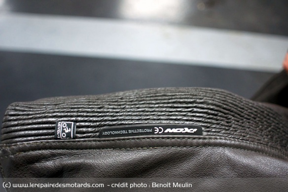 Essai : blouson cuir Ixon Motors, cuir Flex sur cotes