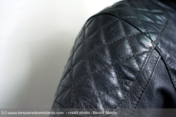 Essai : blouson cuir Ixon Motors, epaule matelassee