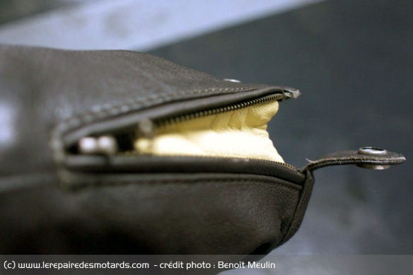 Essai : blouson cuir Ixon Motors, soufflet fermeture poignet