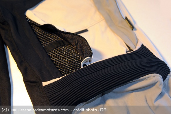 Le pantalon aussi bénéficie d'amples aérations en mesh 3D