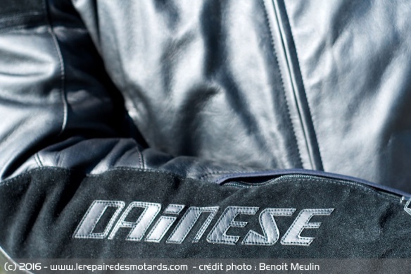 Blouson Dainese Stripes Evo C2, suédine siglée sur avant-bras