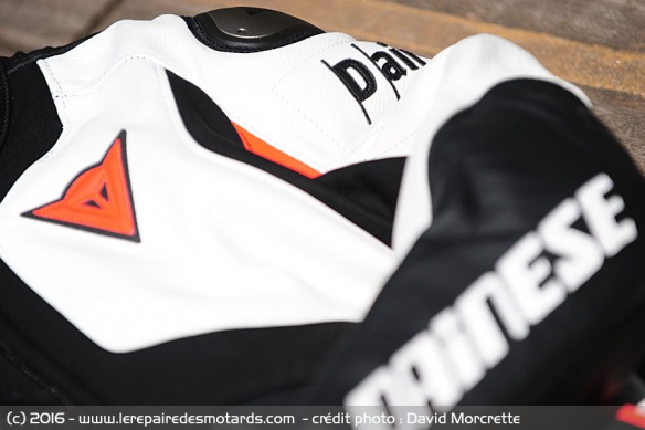 Détails du cuir du blouson airbag Dainese D-Air Misano 1000