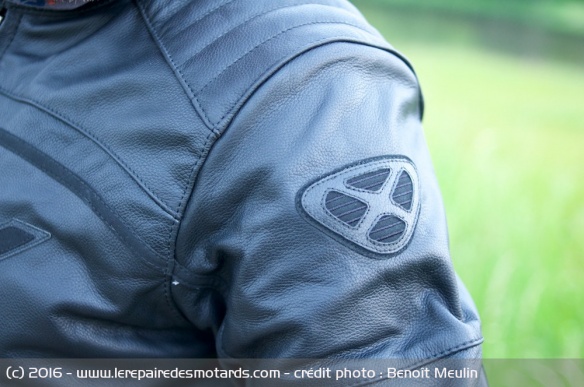 Le logo Ixon est discrètement intégré sur les épaules