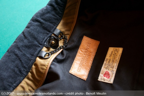 Le détail qui tue : la petite chaînette pour suspendre son blouson sans déformer le col