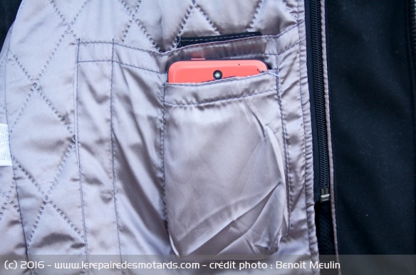 Le blouson dispose de nombres poches, notamment à l'intérieures
