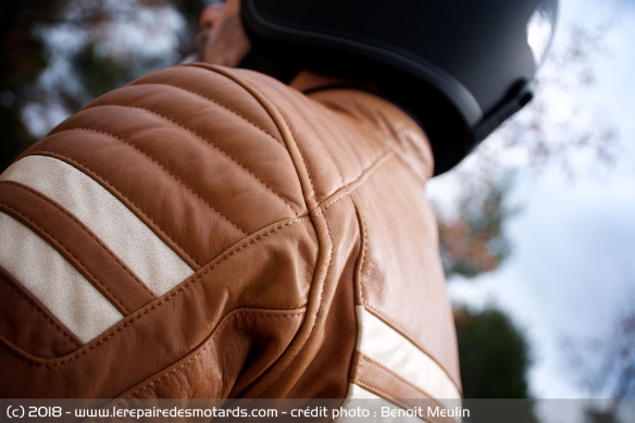 Le blouson arbore un style rétro et sobre