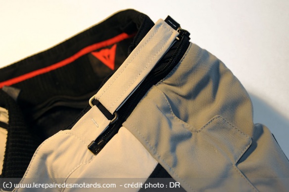 La taille du pantalon est réglables par des bandes velcro