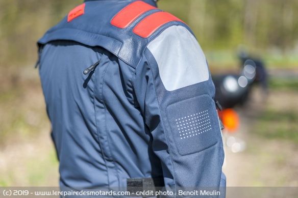 Les protections intégrées, notamment aux épaules, sont en D3O