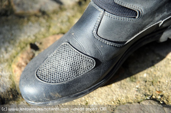 Le chaussant est étroit et conviendra plus aux pieds fins