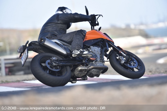 Les Forma Ice Pro lors de l'essai de la KTM Duke 790