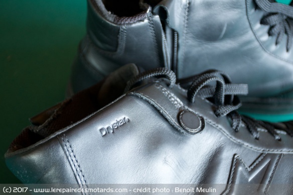 Autre aspect pratique : la petite boucle pour coincer les lacets