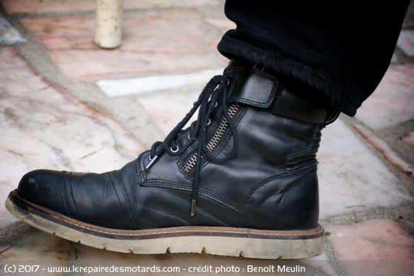 La chaussure est facile à enfiler et les protections ne gênent pas
