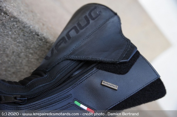Zip et velcros assurent la fermeture