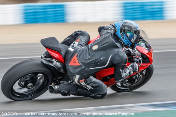Essai de la Ducati Panigale V2 avec la combinaison Dainese Laguna Seca D1