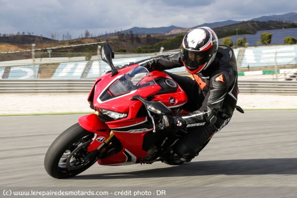 Essai de la Honda CBR1000RR avec la combinaison Dainese Laguna Seca D1
