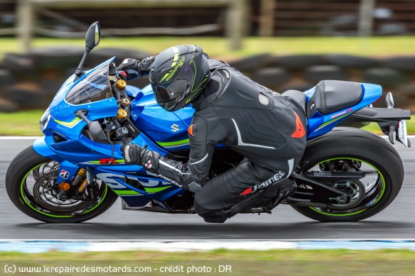 Essai de la Suzuki GSX-R 1000 R avec la combinaison Dainese Laguna Seca D1