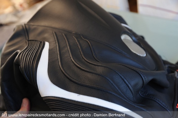 Le cuir Dainese se montre assez souple