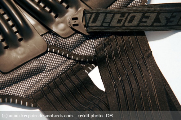La ceinture scratchée maintien bien la dorsale en place