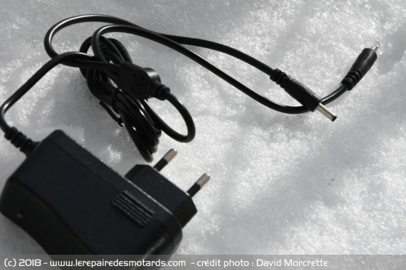 Chargeur unique avec ses deux câbles pour les 2 batteries