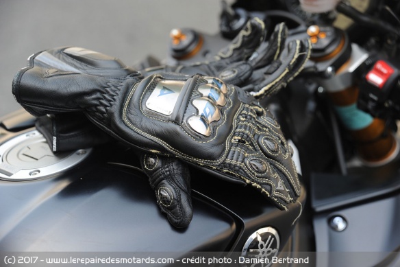 Essai des gants en cuir Dainese Full Metal D1
