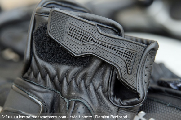 Serrage de la manchette des gants
