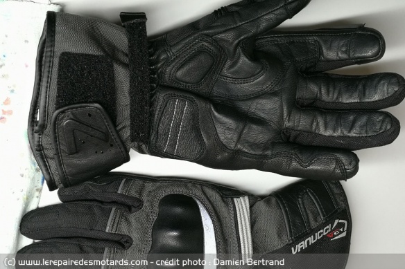 Un peu rigide au premier abord, les gants se détendent rapidement