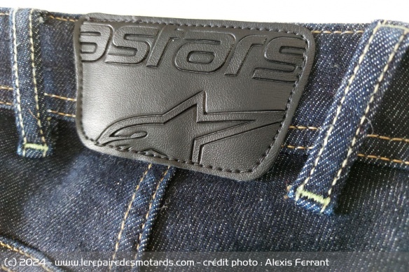 Le patch en cuir du Cult-8 est installé au centre du pantalon Le patch en cuir du Cult-8 est installé au centre du pantalon