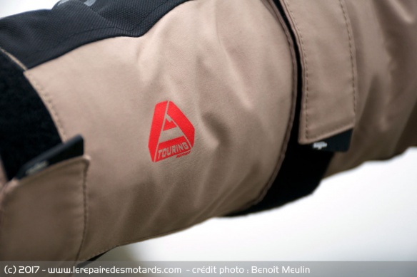 Serrage au bras de la veste Furygan Cold Master