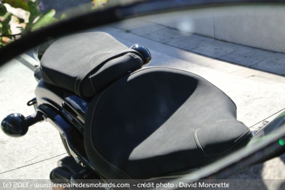 La selle en smili cuir vue du rétroviseur de la Yamaha XV 950 Bolt
