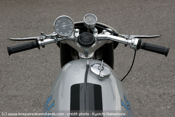 Le guidon monobloc offre un bon effet de levier