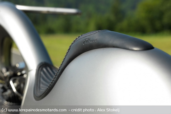 A l'arrêt, la selle n'est qu'à 700 mm de haut, mais grimpe de 140 mm une fois le moteur en route