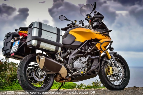 Valises latérales, protections de cadre, bulle haute... la Caponord Rally embarque son lot d'équipements