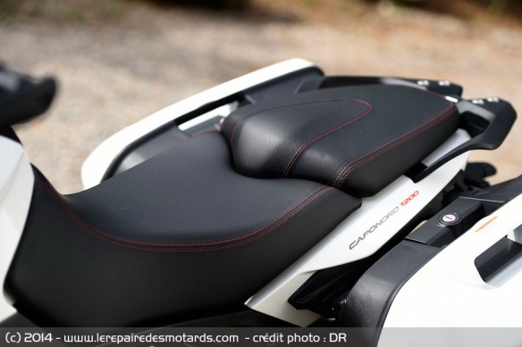 Selle pilote et passager sur Aprilia Caponord 1200