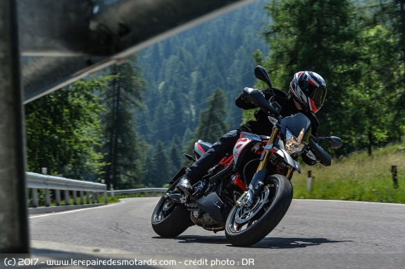 L'Aprilia Dorsoduro sur route