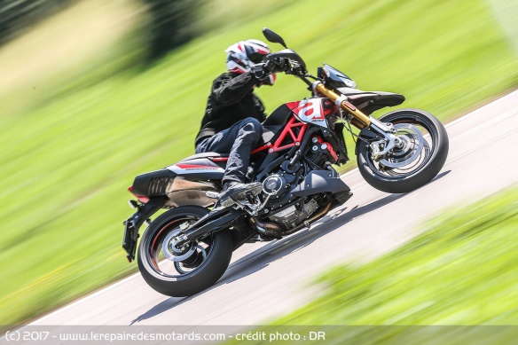 L'Aprilia Dorsoduro 900 sur route