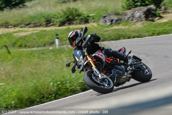 L'Aprilia Dorsoduro en virage