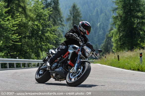 L'Aprilia Shiver 900 sur route