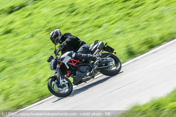 La Shiver 900 en virage