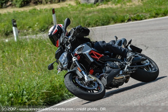 La Shiver 900 en virage