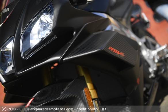 Comme sur les MotoGP, la RSV4 se pare désormais de winglets