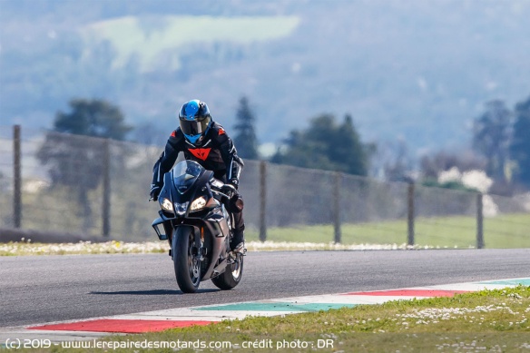 L'Aprilia RSV4 1100 Factory au freinage