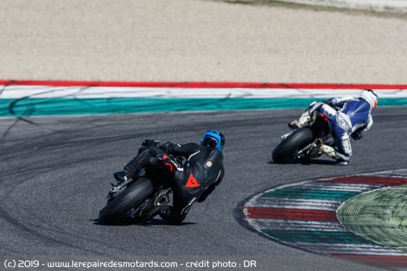 Essai sur piste de l'Aprilia RSV4 1100 Factory