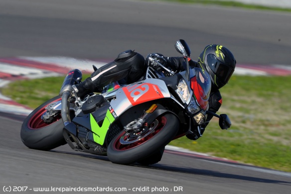 L'Aprilia RSV4 RF en courbe