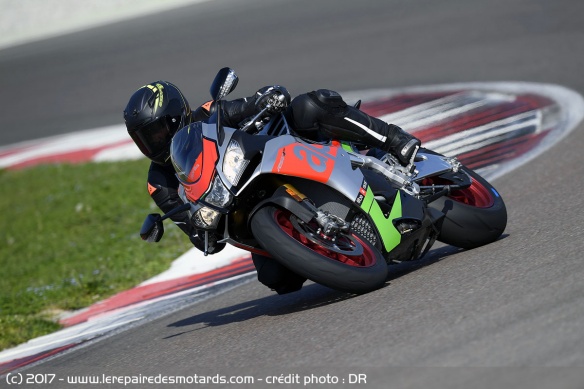 L'Aprilia RSV4 RF 2017 en courbe