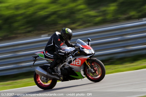 Aprilia RSV4 RF en ligne droite
