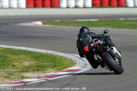 Enchainement de virage avec l'Aprilia RSV4 RF
