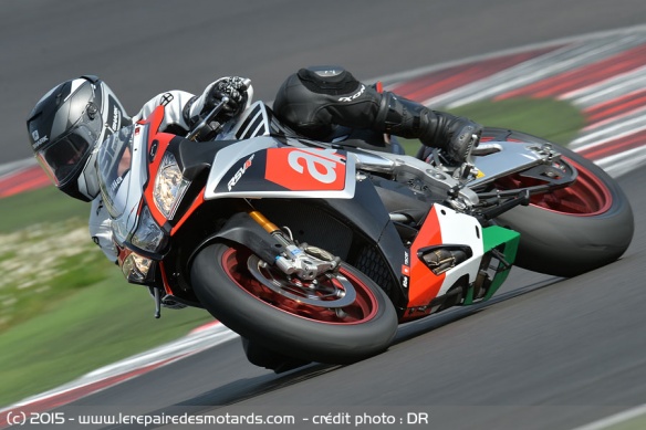 Aprilia RSV4 RR & RF Factory sur circuit