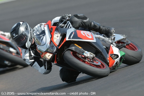 Aprilia RSV4 RR sur nationale